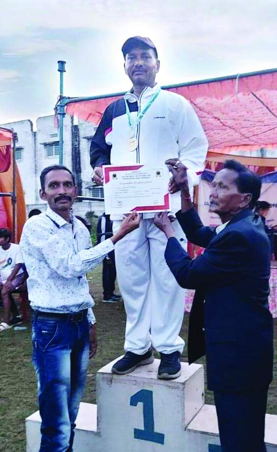 आनंद को एथलेटिक्स में दो स्वर्ण व एक रजत