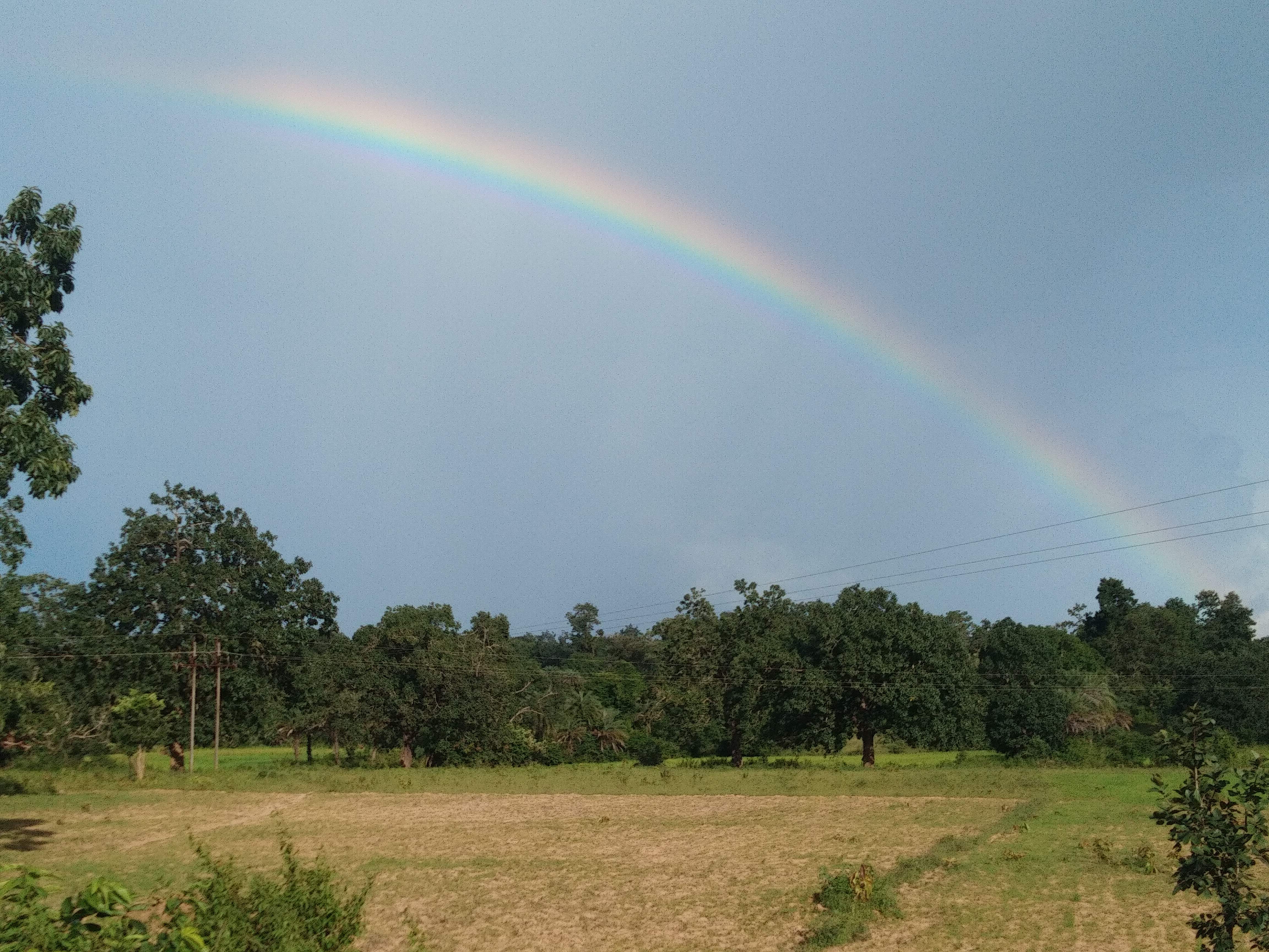 इंद्रधनुष की बिखरी छटा