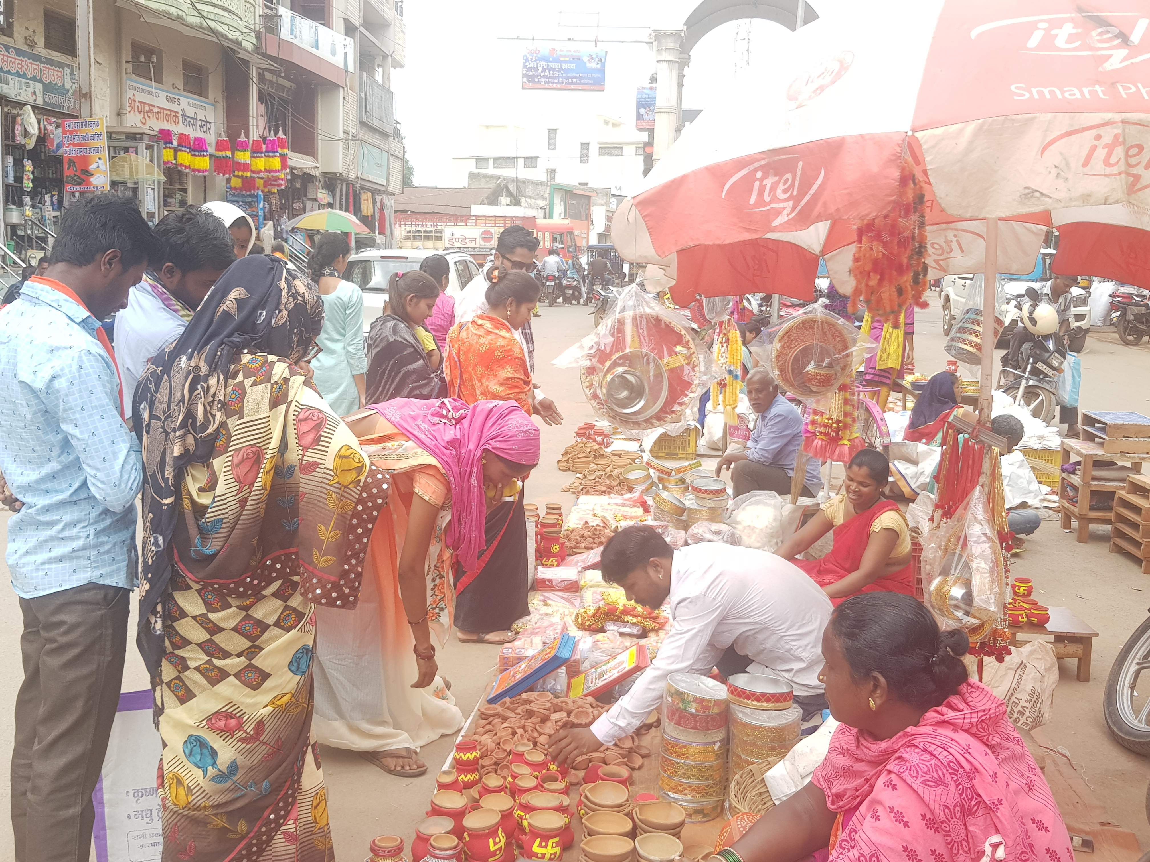 करवा चौथ आज, सोलह शृंगार खरीदने दिनभर रही खरीददारों की भीड़, चंद्रोदय रात 8.10 बजे
