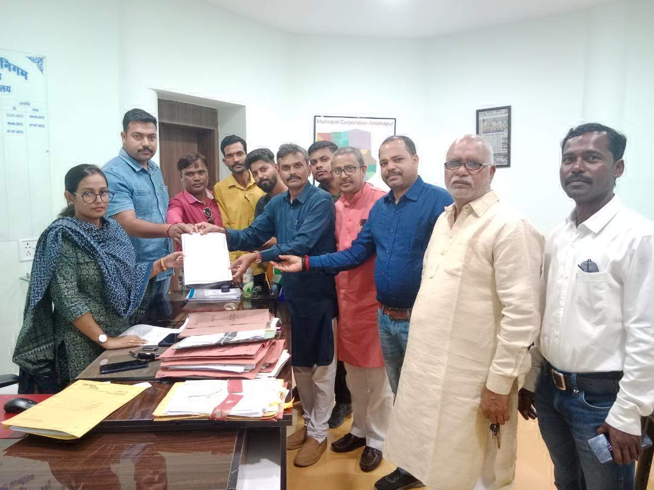 चौक के नाम संशोधन में अनियमितता का आरोप, भाजपाइयों ने सौंपा ज्ञापन