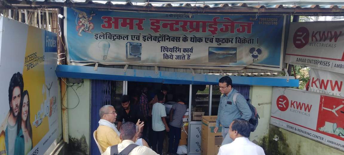 प्यार का इजहार लिखकर बनाई मुस्कुराती हुई तस्वीर