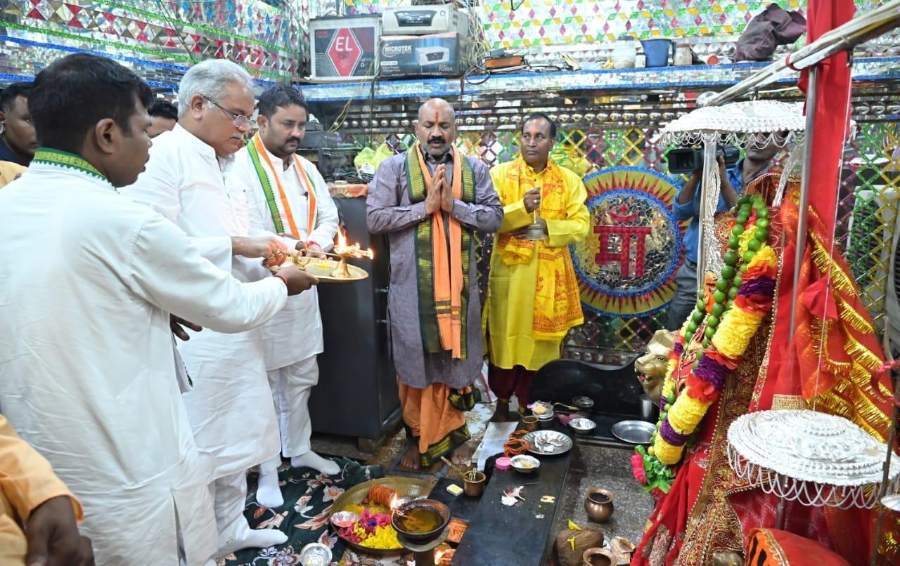 सीएम ने हसौद में आदिशक्ति मां महामाया की पूजा-अर्चना की