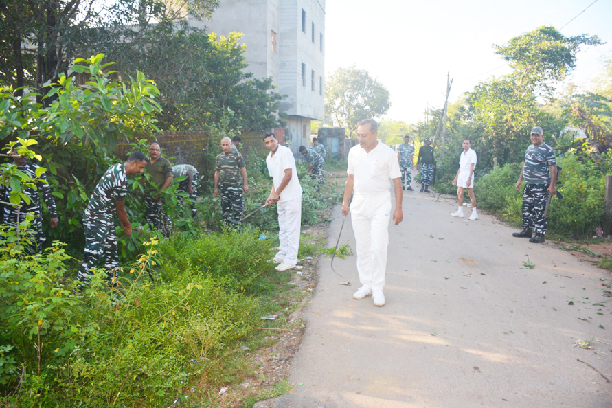 स्वच्छ भारत अभियान: सीआरपीएफ ने जवानों ने चलाया सफाई अभियान 