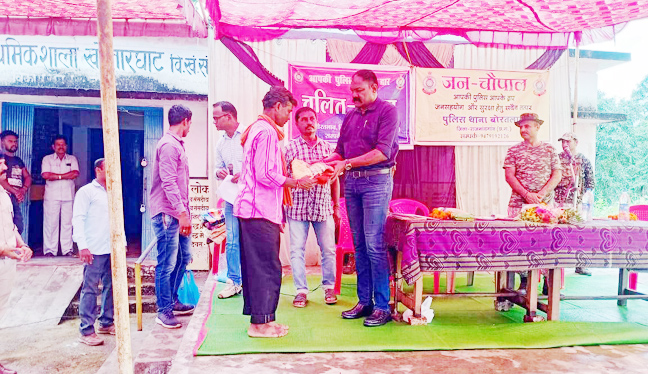 कोलारघाट में चलित थाना ग्रामीणों की समस्याएं जानीं कोलारघाट में चलित थाना ग्रामीणों की समस्याएं जानीं