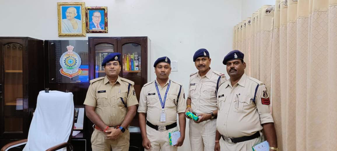 एएसपी ने अधिकारी-कर्मचारियों को दी बधाई एएसपी ने अधिकारी-कर्मचारियों को दी बधाई