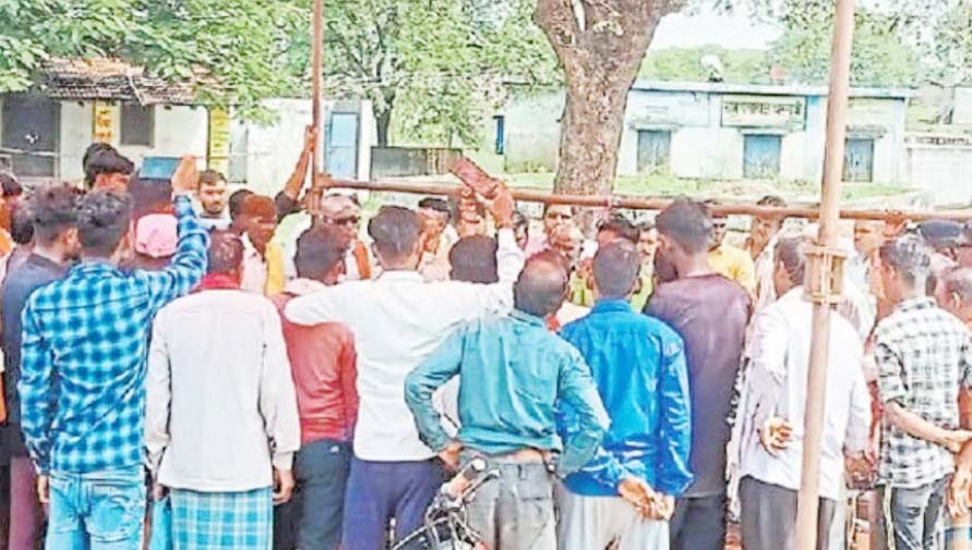 शिक्षकों की कमी से नाराज ग्रामीणों ने स्कूल के सामने गाड़ा तंबू शिक्षकों की कमी से नाराज ग्रामीणों ने स्कूल के सामने गाड़ा तंबू