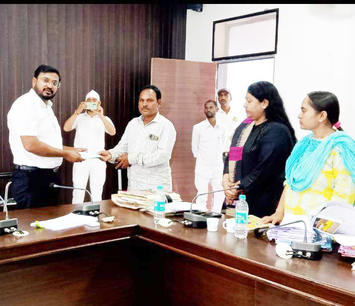 कलेक्टर ने दिव्यांग को दिया चेक कलेक्टर ने दिव्यांग को दिया चेक