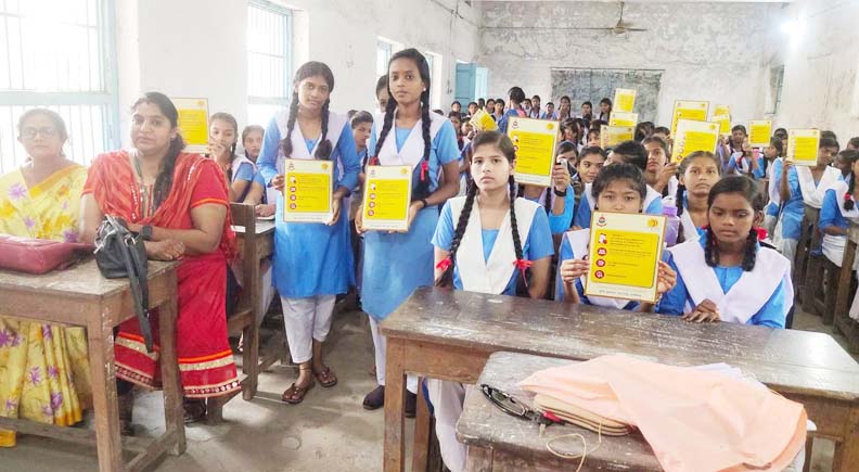 छात्राओं को दी अभिव्यक्ति एप की जानकारी