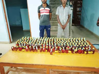 दो कोचियों को मोटरसाइकिल में 236 पौव्वा शराब ले जाते दबोचा दो कोचियों को मोटरसाइकिल में 236 पौव्वा शराब ले जाते दबोचा