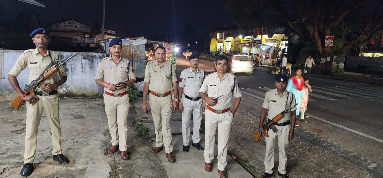 बिश्रामपुर-जयनगर के थाना प्रभारियों ने किया क्षेत्र में पैदल गश्त