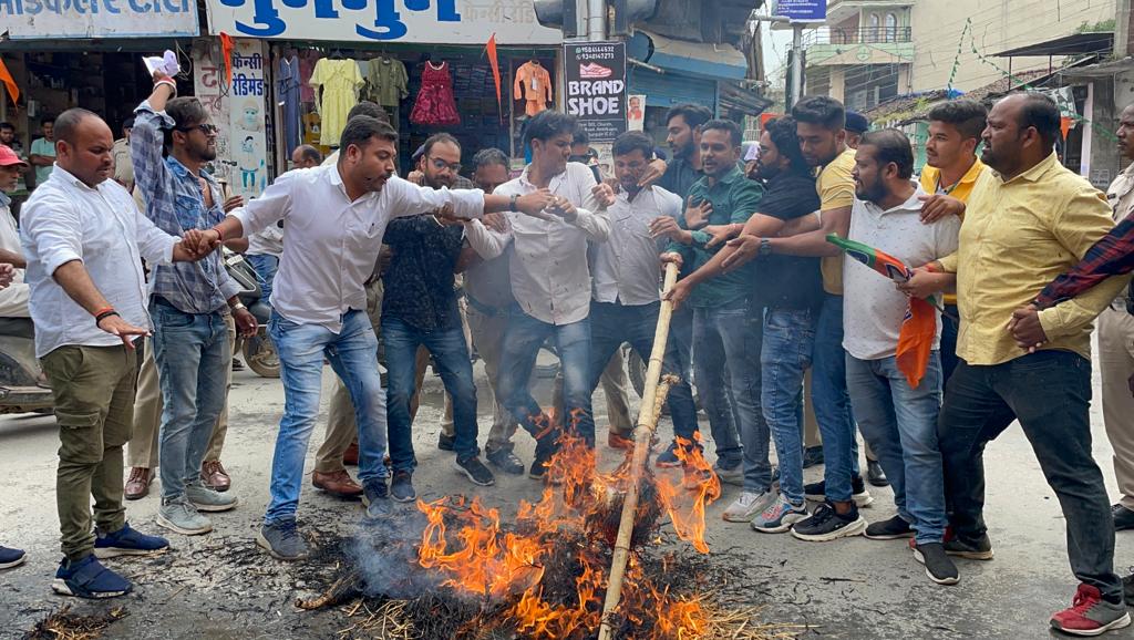 भाजयुमो ने कांग्रेस सरकार का पुतला फूंका
