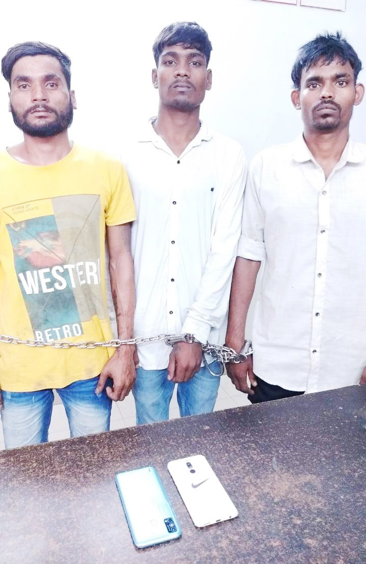घर जा रहे तीन दोस्तों से दो मोबाइल लूटने वाले चार आरोपी गिरफ्तार घर जा रहे तीन दोस्तों से दो मोबाइल लूटने वाले चार आरोपी गिरफ्तार