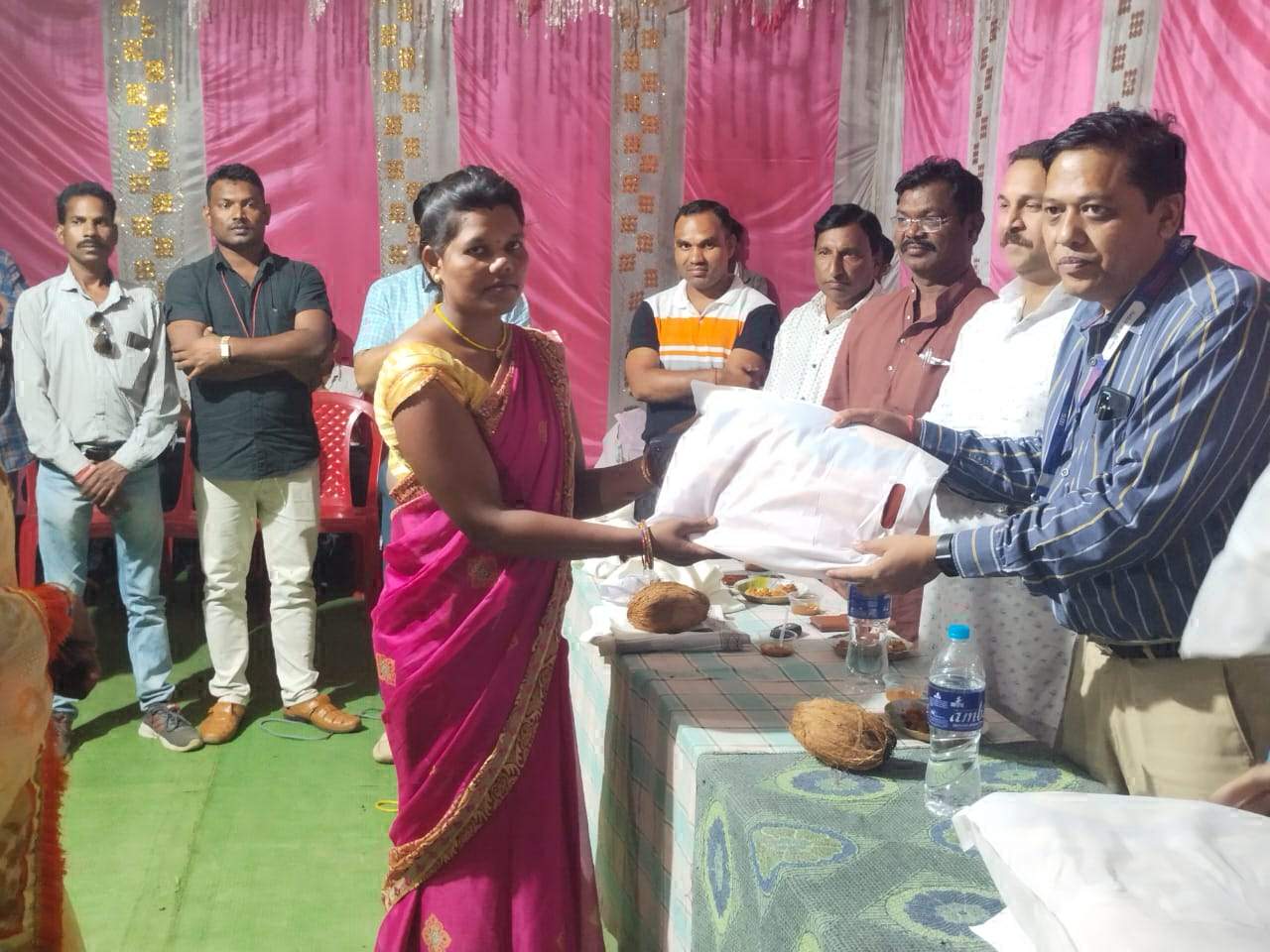 एसबीआई ने स्व सहायता समूह को 70 लाख का लोन किया वितरित