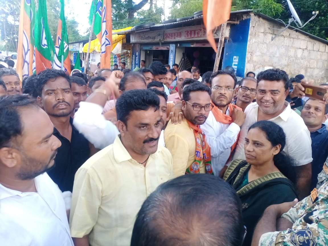 आरक्षण कटौती के विरोध में विधायक निवास घेरा आरक्षण कटौती के विरोध में विधायक निवास घेरा
