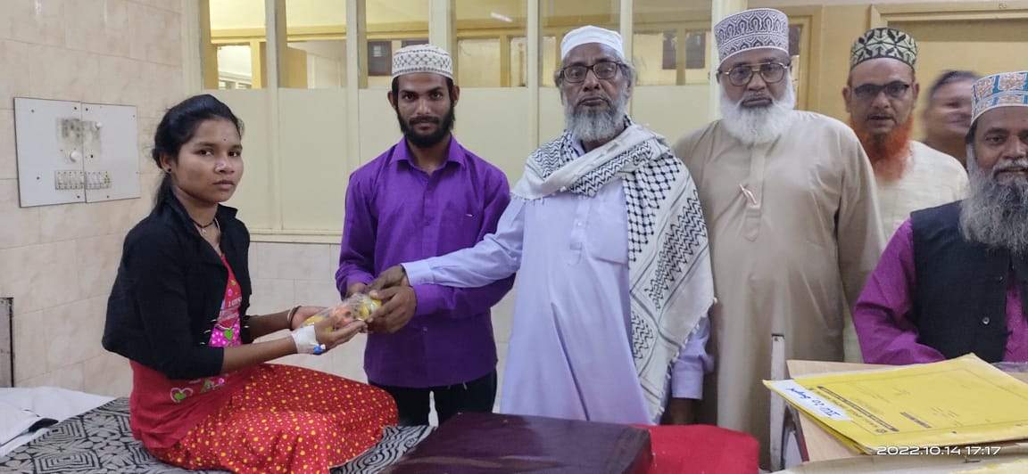 मुस्लिम समाज ने अस्पताल में बांटे फल