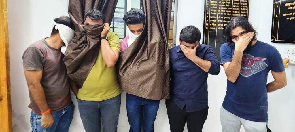 लग्जरी होटल में चल रहा था कैसिनो स्टाइल जुआ, छापे में 5 पकड़ाए