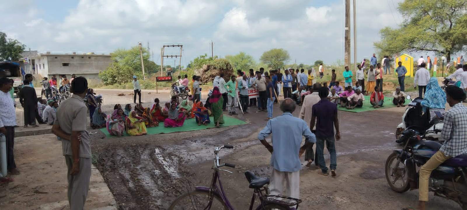शीतला मंदिर का बाउंड्रीवाल तोड़ा, नाराज सेन्हाभाठा के ग्रामीणों ने 6 घंटे किया प्रदर्शन, आश्वासन पर हटे