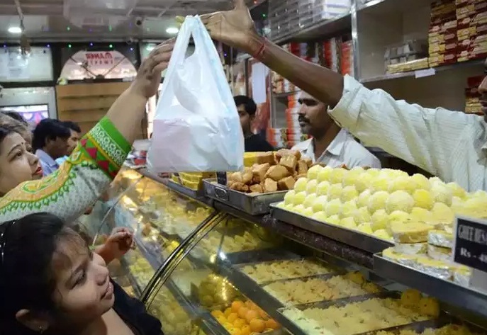 खोवा समेत दूध से बनी मिठाईयों की जांच, लिया सैंपल