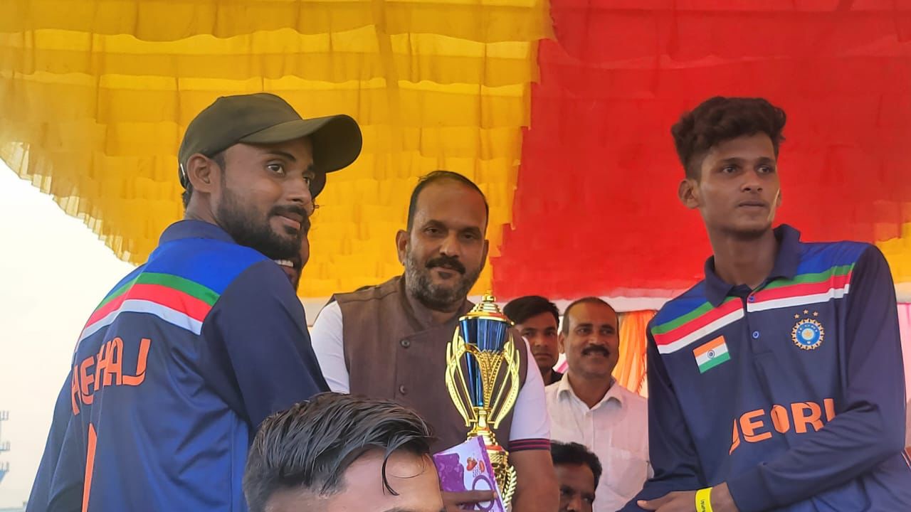 खेल हमेशा एकजुट रहने व संघर्ष करने की प्रेरणा देता है खेल हमेशा एकजुट रहने व संघर्ष करने की प्रेरणा देता है