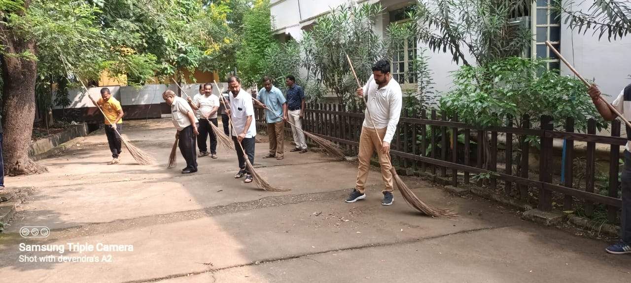 अधिकारी-कर्मचारियों ने निगम में चलाया स्वच्छता अभियान अधिकारी-कर्मचारियों ने निगम में चलाया स्वच्छता अभियान