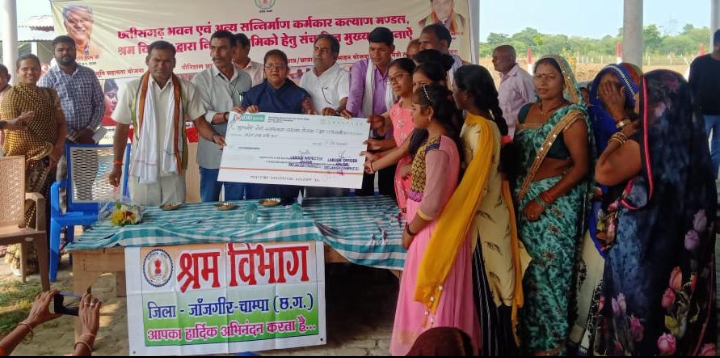 श्रम विभाग द्वारा तिलई में शिविर का आयोजन