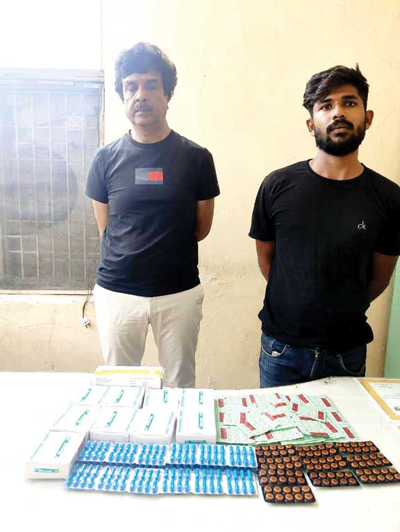 अब तक 12 लाख के नशीले टेबलेट जब्त, 8 लोग गिरफ्तार अब तक 12 लाख के नशीले टेबलेट जब्त, 8 लोग गिरफ्तार