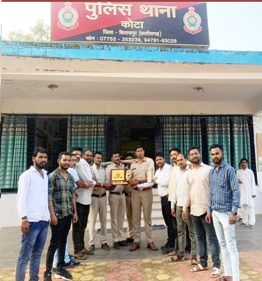 नवजागृत नवयुवक दुर्गा उत्सव समिति ने तहसीलदार-टीआई का किया सम्मान