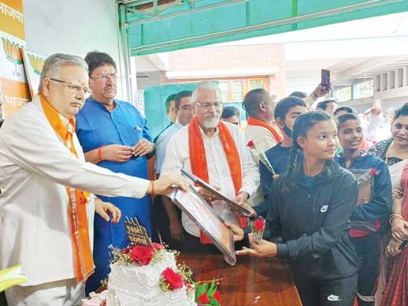 रमन के जन्मदिन पर बालिकाओं का सम्मान रमन के जन्मदिन पर बालिकाओं का सम्मान
