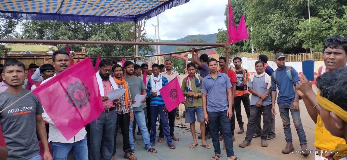 ठेका मजदूरों के अधिकारों को ले जनता कांग्रेस मजदूर यूनियन का धरना