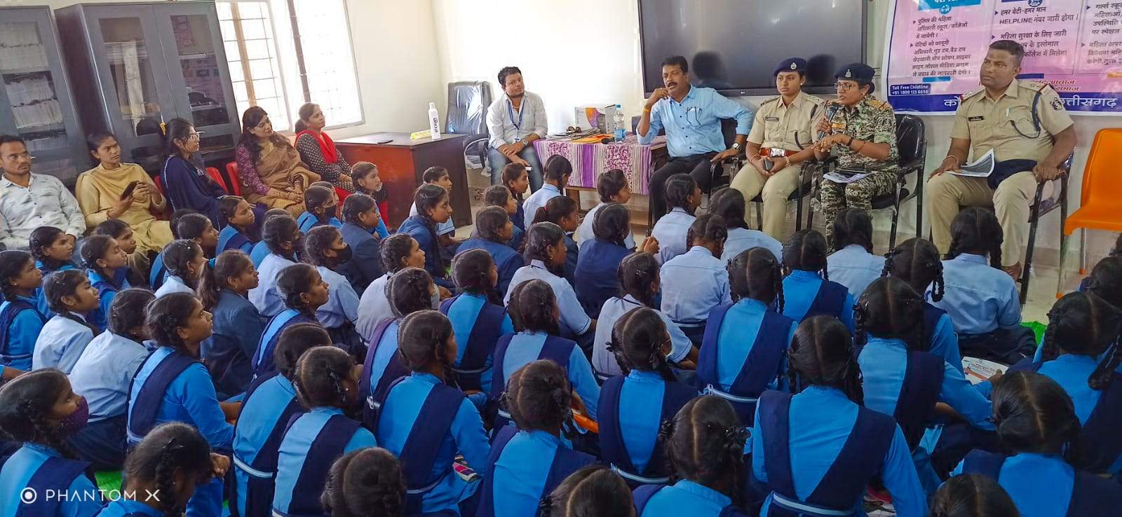 पुलिस ने स्कूली बालिकाओं को दी कई जानकारी