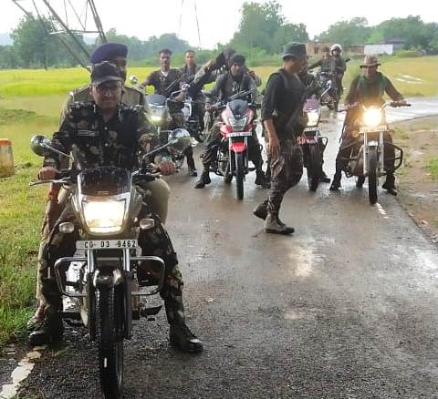 नक्सलगढ़ बोरतलाव इलाके में डीआईजी-एसपी ने दौड़ाया मोटर साइकिल