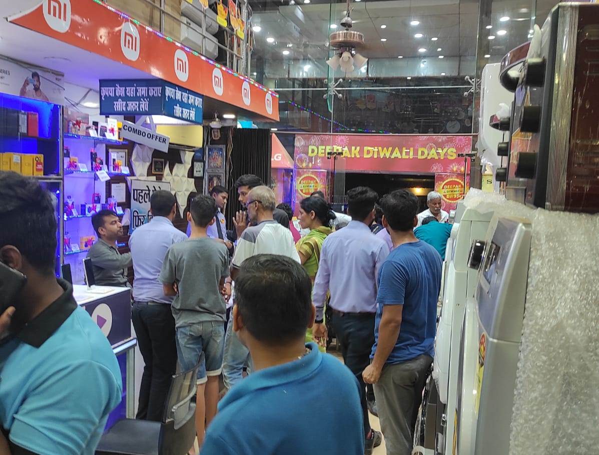 धनतेरस के पहले ही बाजार में बरसा धन, पुष्य नक्षत्र पर जमकर हुई खरीददारी