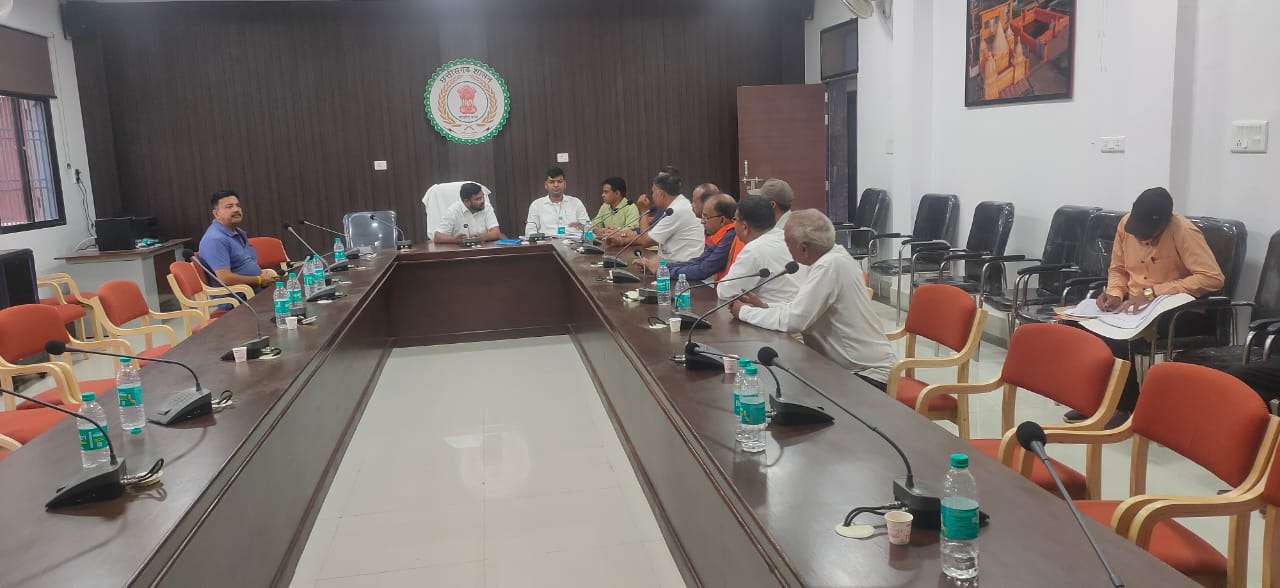 मतदान केन्द्रों का युक्तियुक्तकरण प्रस्ताव के संबंध में राजनीतिक पदाधिकारियों से की चर्चा