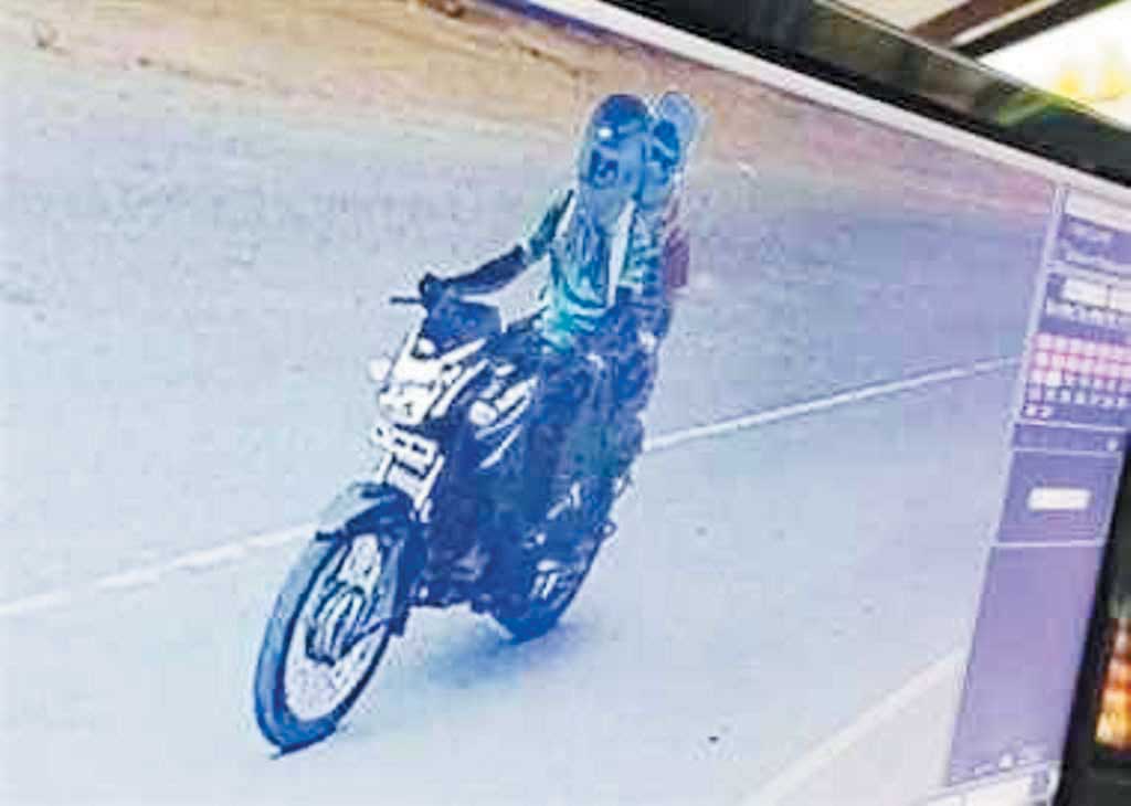 बैंक से निकले रिटायर्ड सीआईएसएफ एसआई के पांच लाख डिक्की से पार