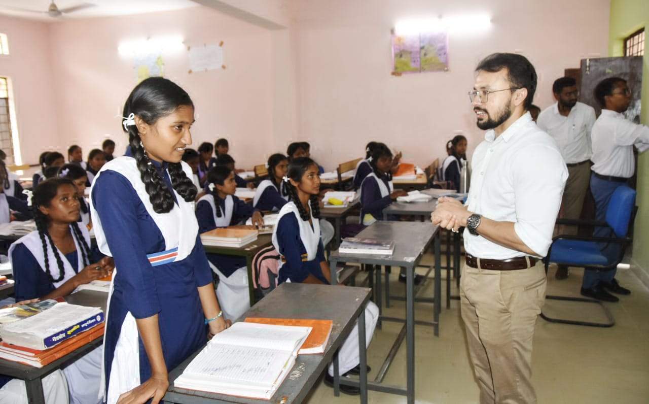 कलेक्टर के गणित के सवालों  का छात्राओं ने दिया सही जवाब