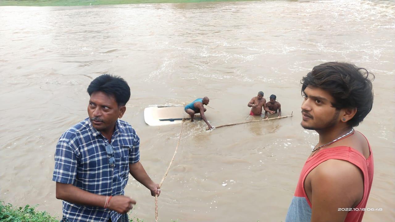 आधी रात सकरी नदी के रपटे में गिरी स्कार्पियो, ग्रामीणों ने बचाई बच्चे की जान, चालक फरार आधी रात सकरी नदी के रपटे में गिरी स्कार्पियो, ग्रामीणों ने बचाई बच्चे की जान, चालक फरार