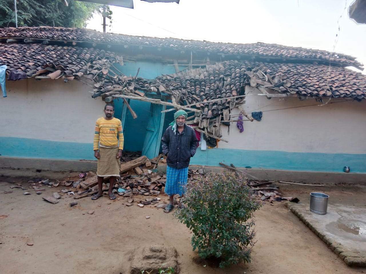 दल से बिछड़ा हाथी मचा रहा उत्पात, मकान तोड़ा, फसलें रौंदी