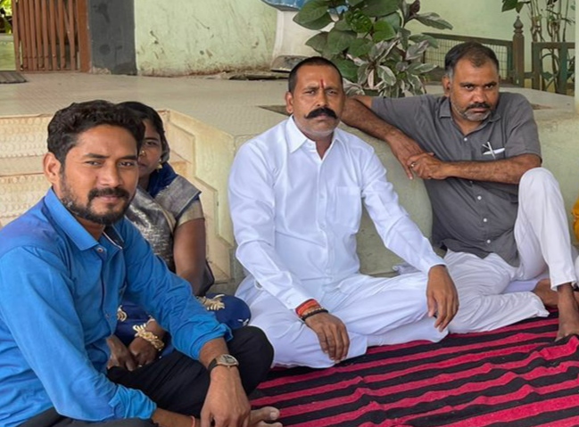 मूलभूत समस्याओं  का  निराकरण कराने  विपक्ष के साथ सत्ता पक्ष के पार्षद भी बैठे धरने पर