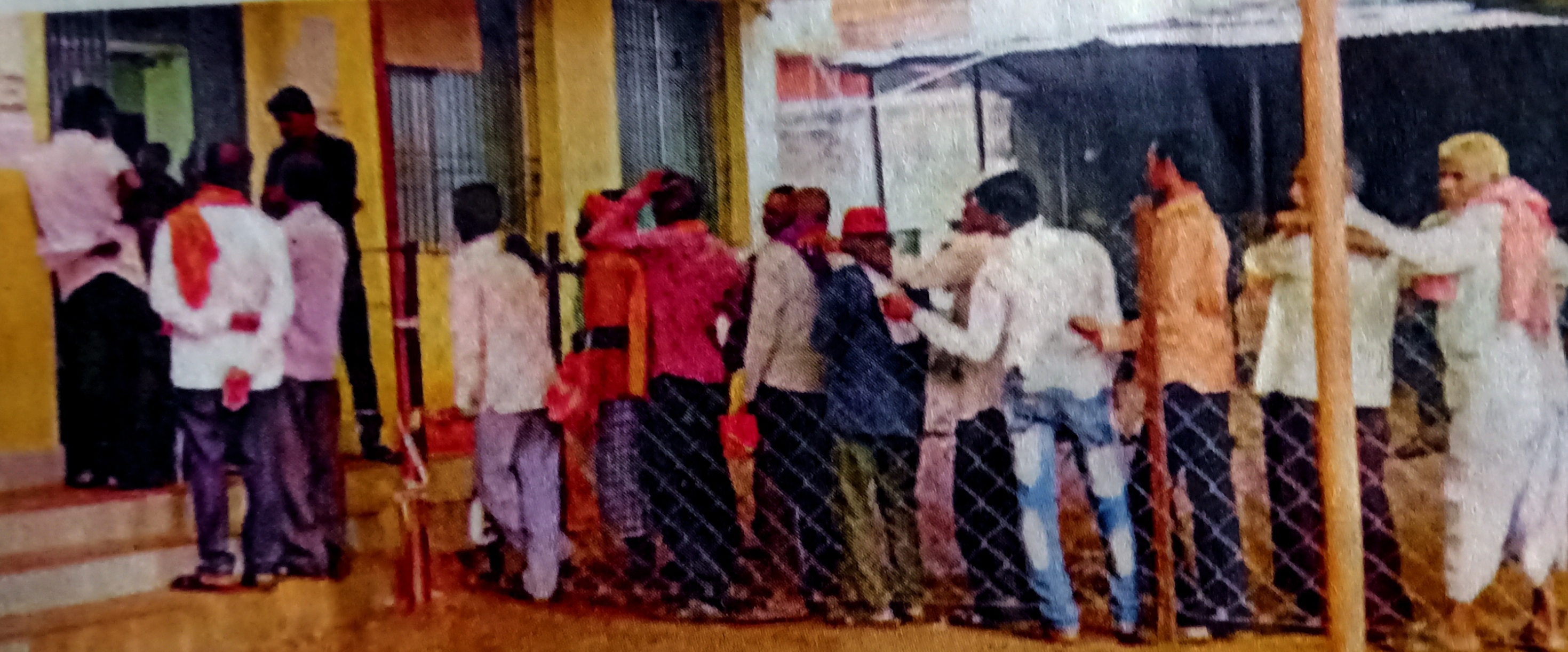 न्याय योजना की राशि निकालने किसानों की बैंकों में भारी भीड़ काउंटर की संख्या बढ़ानी पड़ी