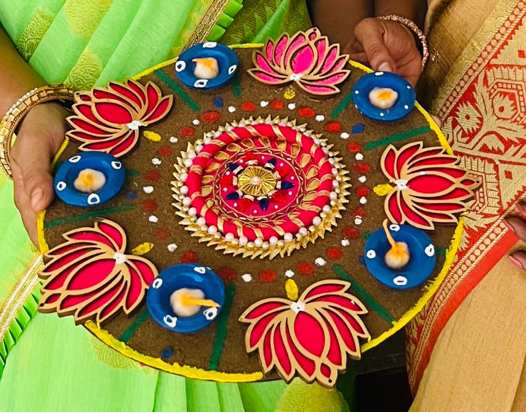 गोबर से बनी हुई फ्यूजऩ दीप रंगोली से रौशन करें घर गोबर से बनी हुई फ्यूजऩ दीप रंगोली से रौशन करें घर