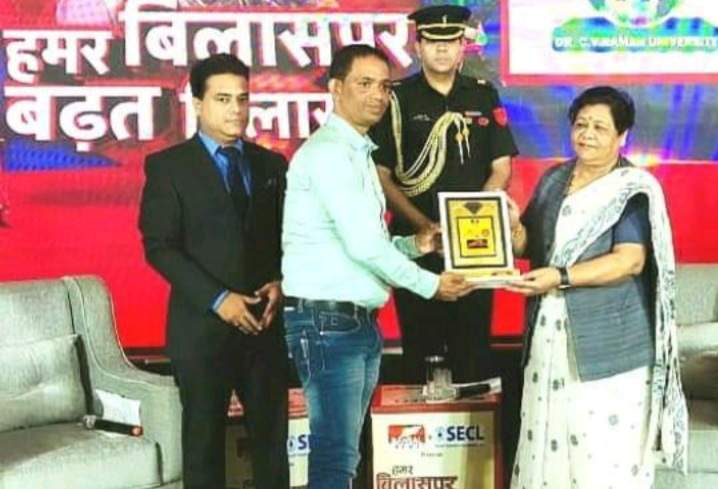 उत्कृष्ट कार्य के लिए गुरुकृपा पैरामेडिकल को राज्यपाल ने किया सम्मानित