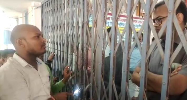 देखें VIDEO'S : एसडीएम-सीईओ को बंधक बनाया, कलेक्टर ने मांगी रिपोर्ट