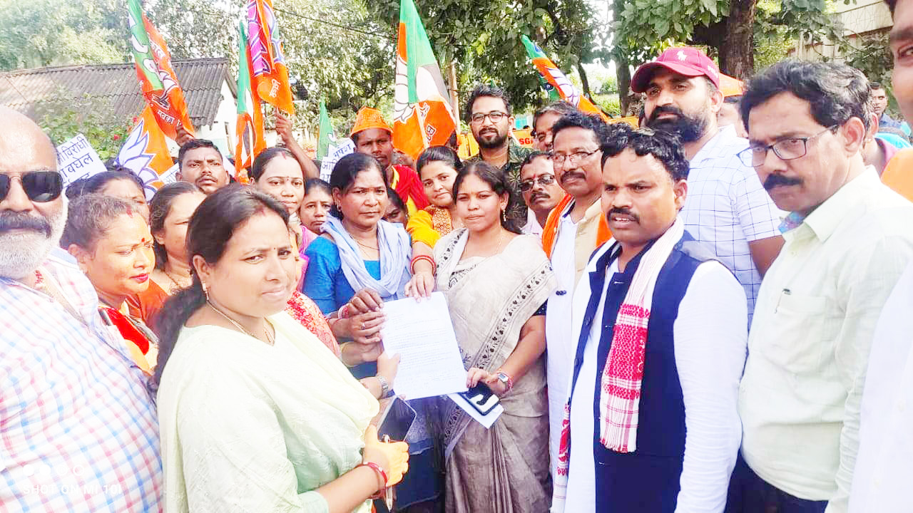 भाजपाइयों ने विधायक निवास घेरा