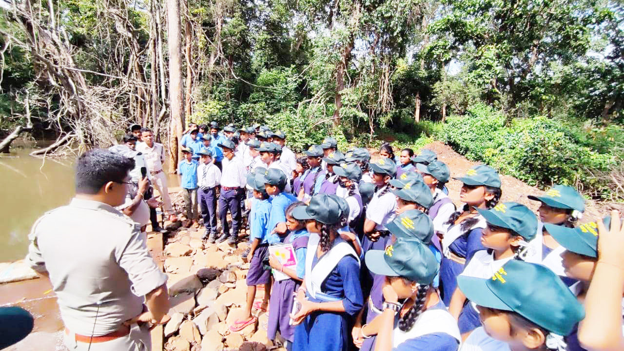 वन मितान जागृत शिविर, स्कूली बच्चों को दी कई जानकारी