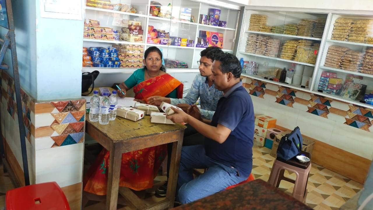 त्यौहारों में ग्राहकों को मिले शुद्ध मिठाई और नमकीन, होटलों से नमूने लेकर भेजा जा रहा लैब