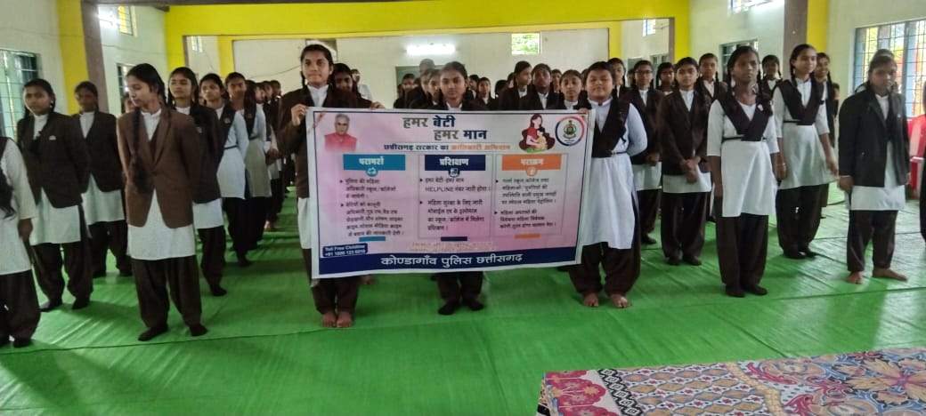 पुलिस ने स्कूली छात्राओं को दी कई जानकारी पुलिस ने स्कूली छात्राओं को दी कई जानकारी