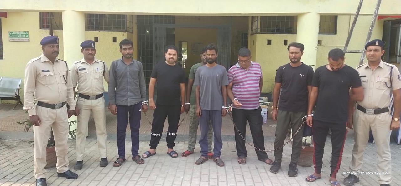 असली सिलिको मैंगनीज की जगह पालिश्ड पत्थर की डिलीवरी करने वाले गिरोह को सात गिरफ्तार असली सिलिको मैंगनीज की जगह पालिश्ड पत्थर की डिलीवरी करने वाले गिरोह को सात गिरफ्तार