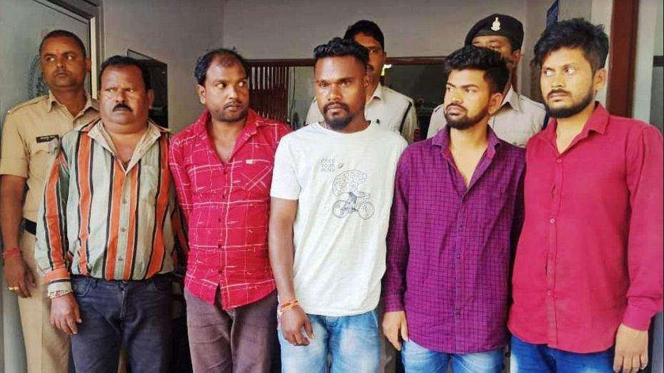 पटवारी को पीटा, नायब तहसीलदार व कोटवार से की झूमा-झटकी