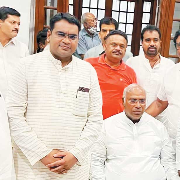 खडग़े को गुरूदयाल ने दी बधाई खडग़े को गुरूदयाल ने दी बधाई