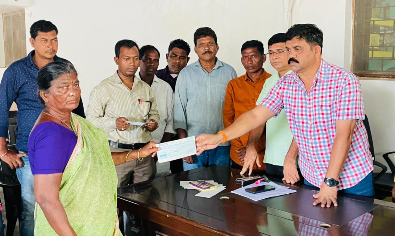 विधायक विक्रम ने जनसंपर्क निधि से 79 हितग्रहियों को चेक का वितरण किया विधायक विक्रम ने जनसंपर्क निधि से 79 हितग्रहियों को चेक का वितरण किया